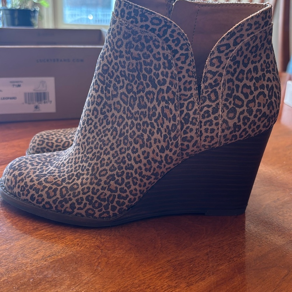 Lucky Brand- leopard 7.5 wedged bootie